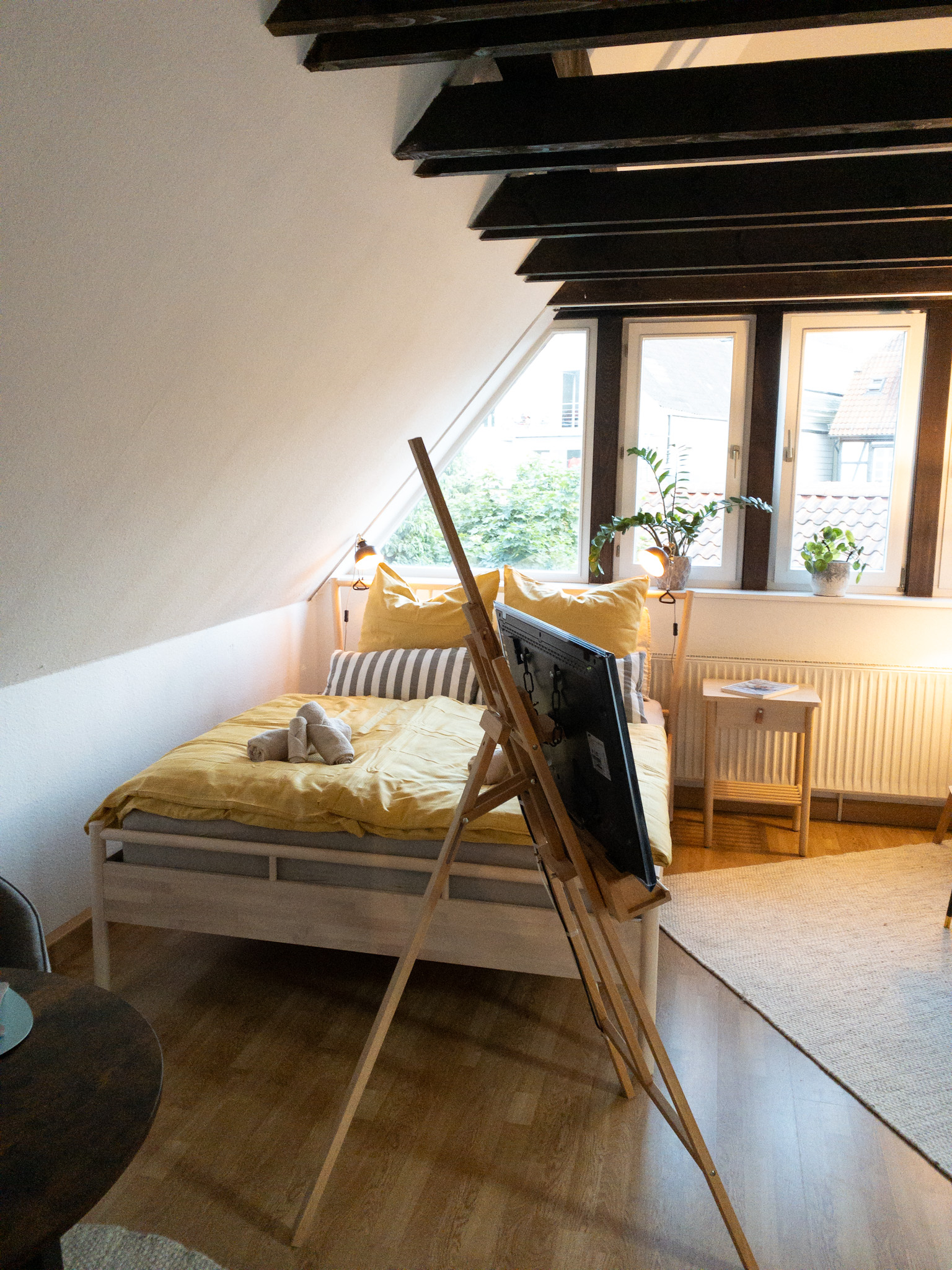 Helle Ferienwohnung mit Bett und Blick ueber Detmold